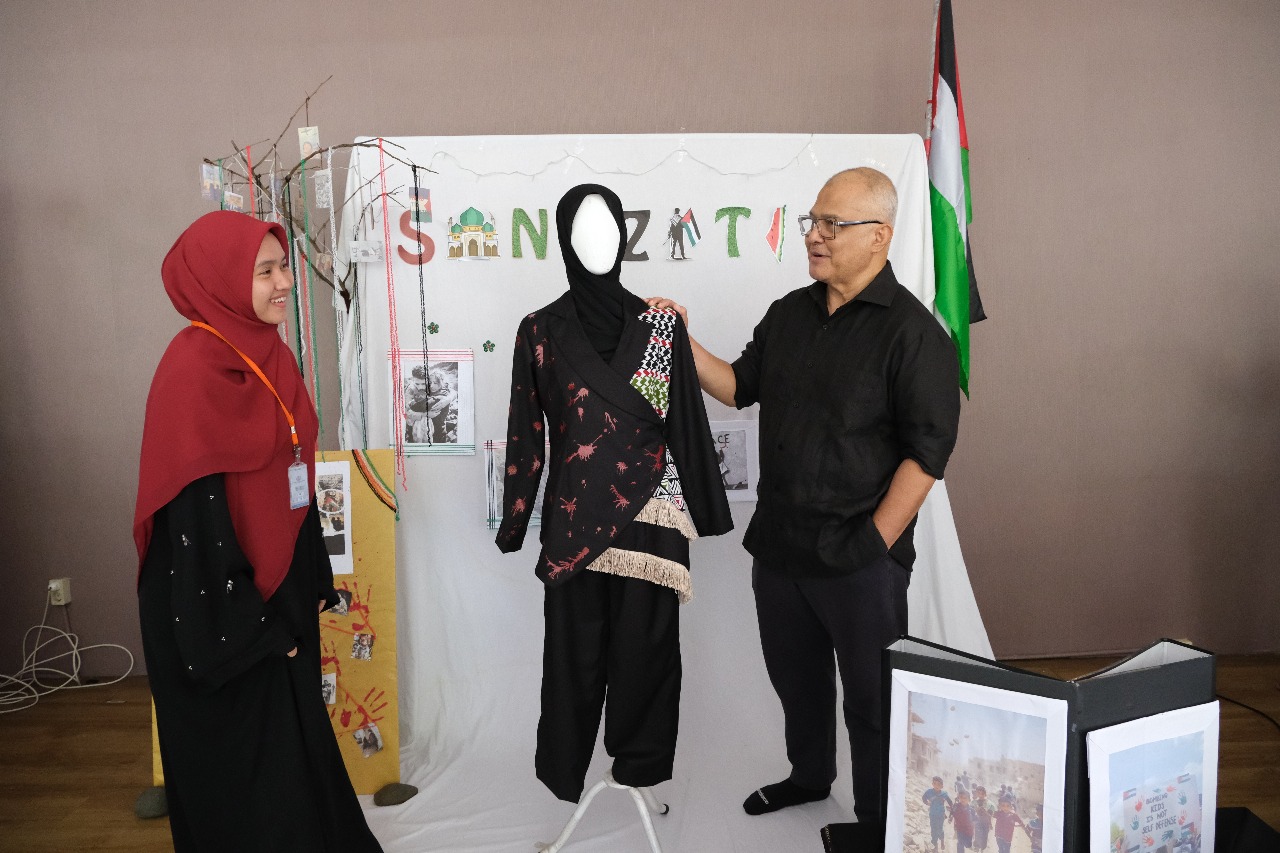 Santri RGI Pamerkan Karya Terbaik dalam Sidang Workshop yang Diuji Desainer Itang Yunaz