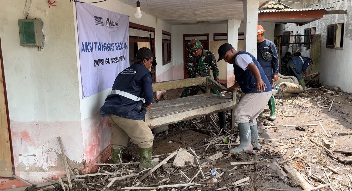 Relawan LAZ Al Azhar Gerak Cepat Bersihkan Pemukiman Terdampak Semeru