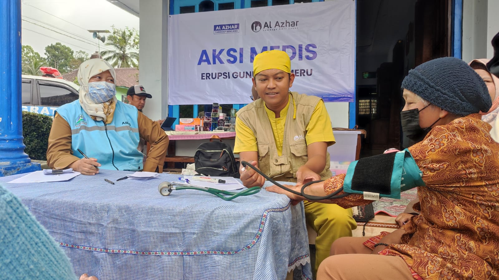 LAZ Al Azhar Gelar Aksi Medis untuk Penyintas Erupsi Semeru
