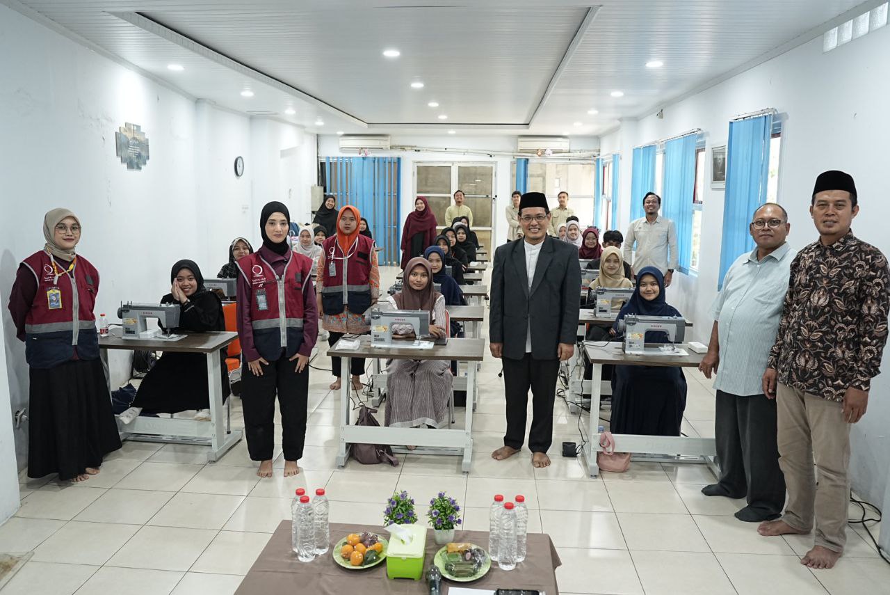 Dukung Kemandirian, Qatar Charity dan ZAD Indonesia Donasikan 42 Mesin Jahit untuk Rumah Gemilang Indonesia
