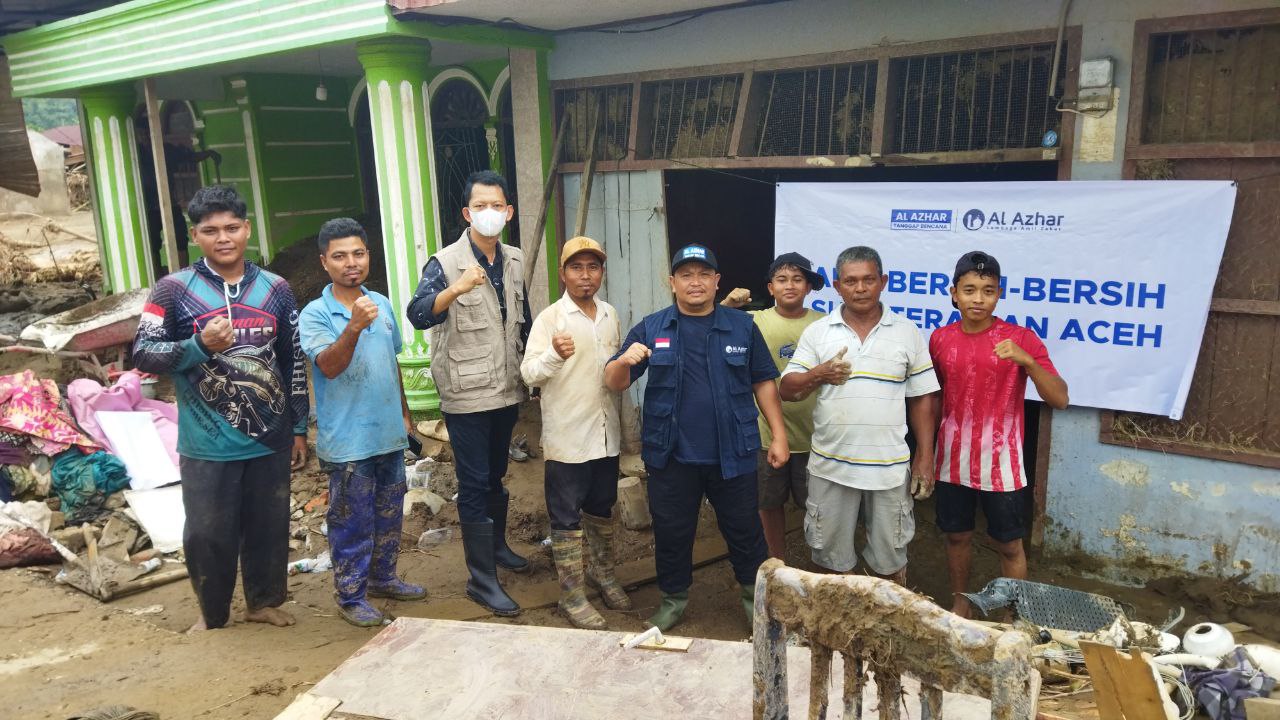 Banjir Bandang Sisakan Luka Mendalam: Warga Berjuang Melawan Lumpur Setinggi Dada dengan Peralatan Seadanya