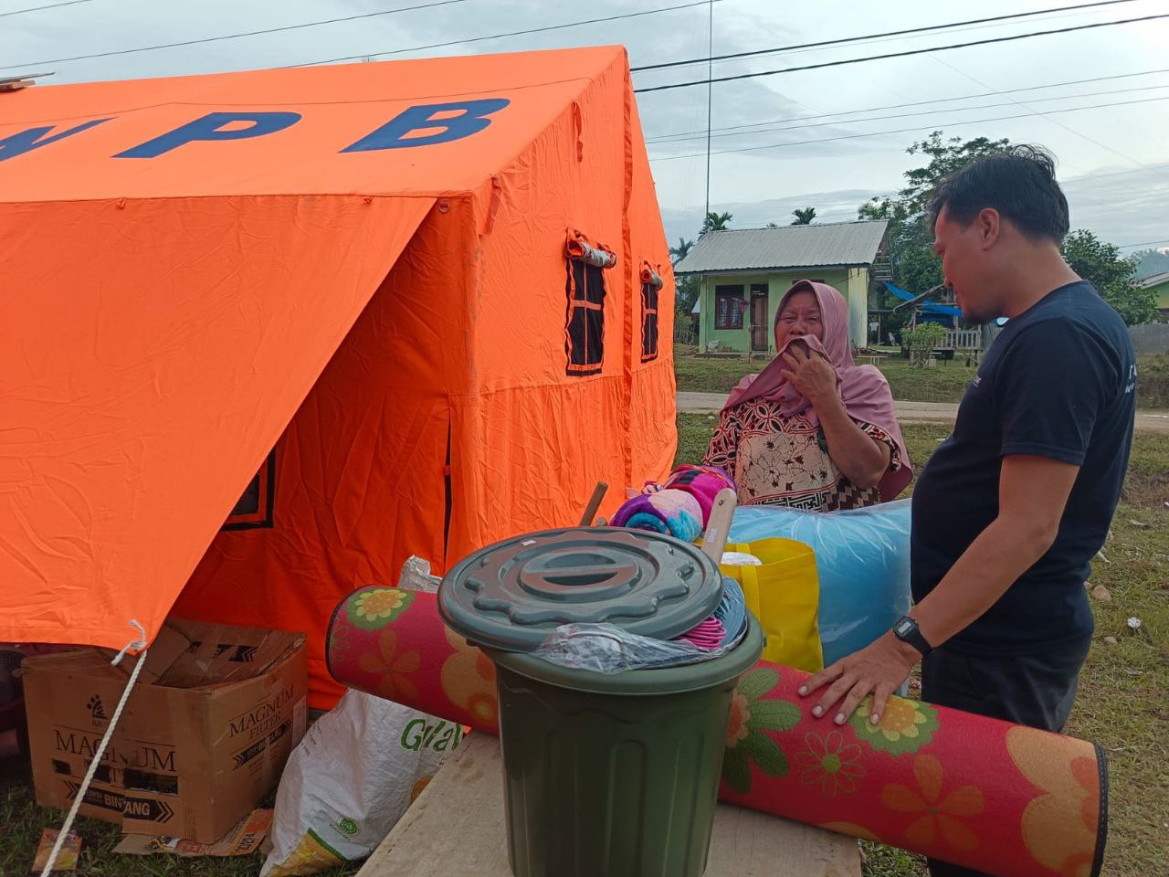 LAZ Al Azhar Salurkan Bantuan Sembako dan Perlengkapan Tidur bagi Warga Desa Alur Jambu