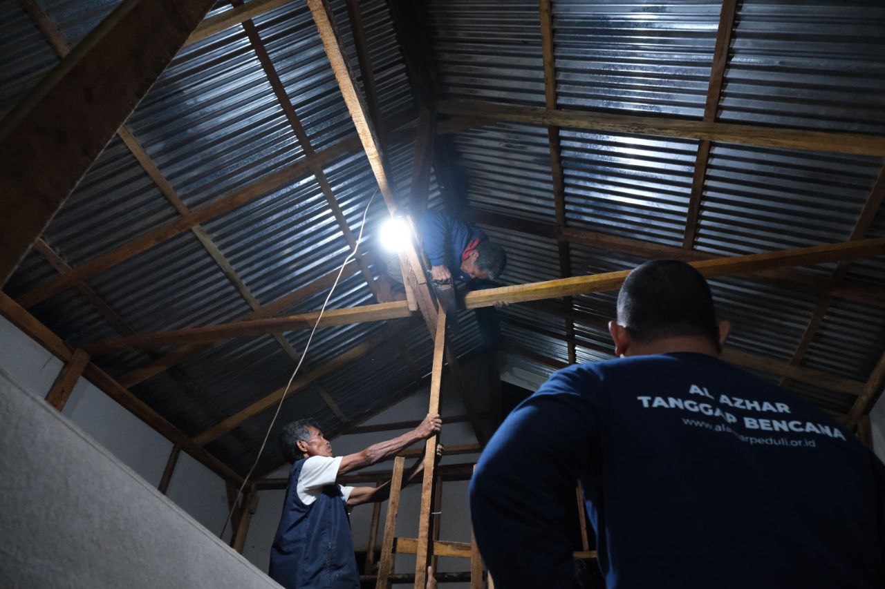 Lawan Dingin Malam, Tim Relawan LAZ Al Azhar Kebut Pembangunan Rumah Bangkik Basamo di Agam