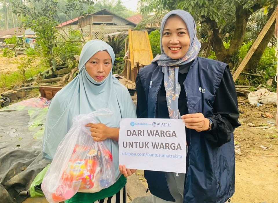 Relawan LAZ Al Azhar Salurkan 100 Paket Kebersihan bagi Warga Desa Ingin Jaya