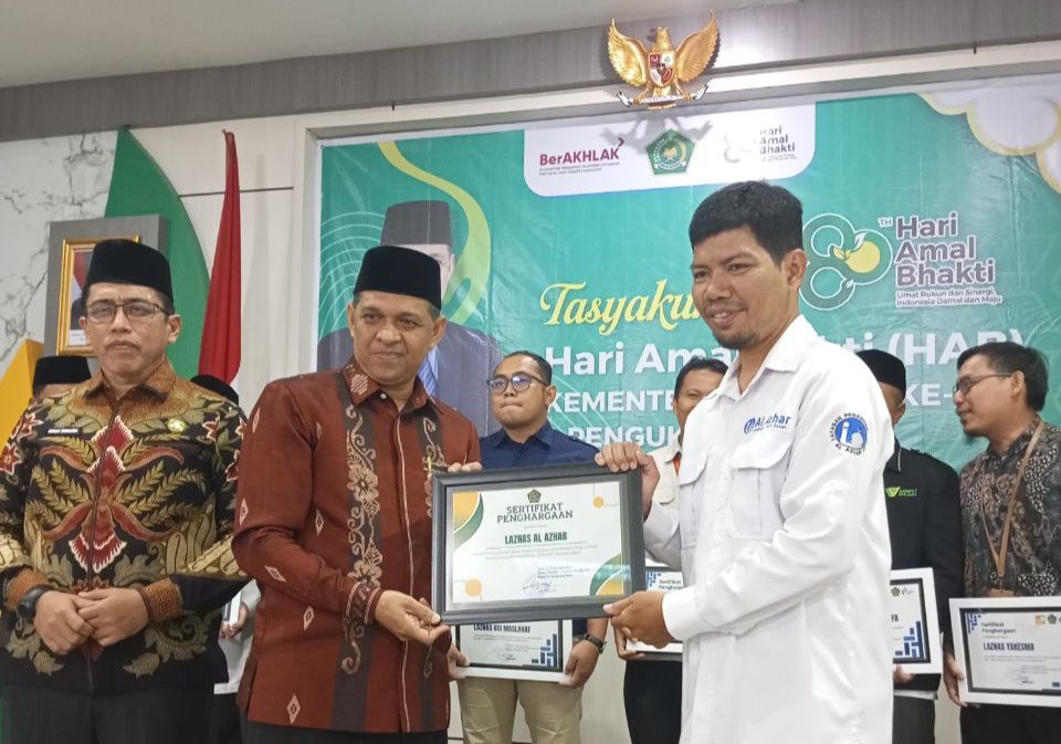 Sinergi Berdayakan Umat, LAZ Al Azhar Terima Penghargaan dari Kanwil Kemenag Sumbar