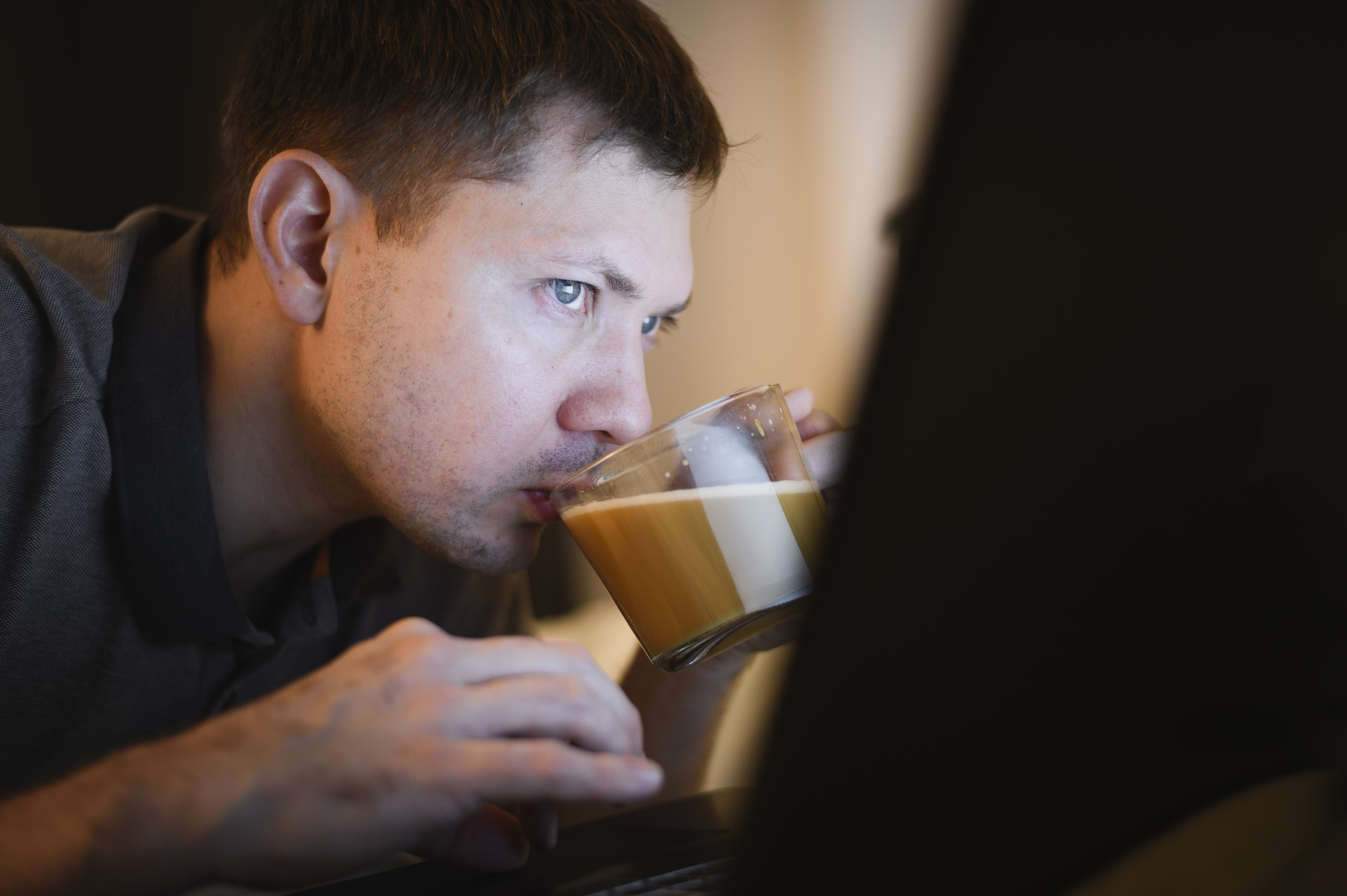 Sering Begadang Sambil Ngopi Manis? Hati-Hati Gula Darah Naik