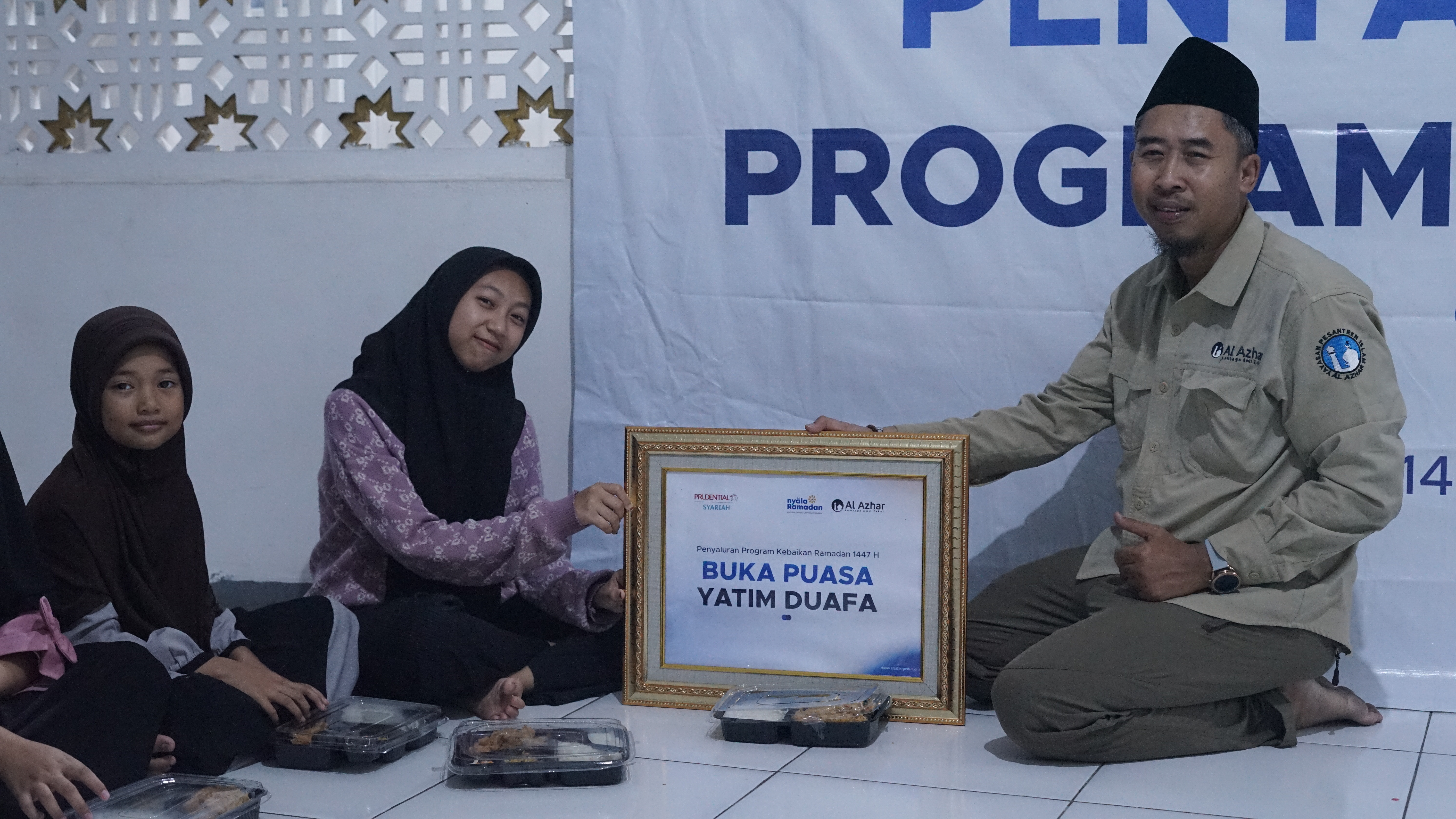 LAZ Al Azhar dan Prudential Syariah Salurkan 100 Paket Buka Puasa bagi Anak Yatim di Depok