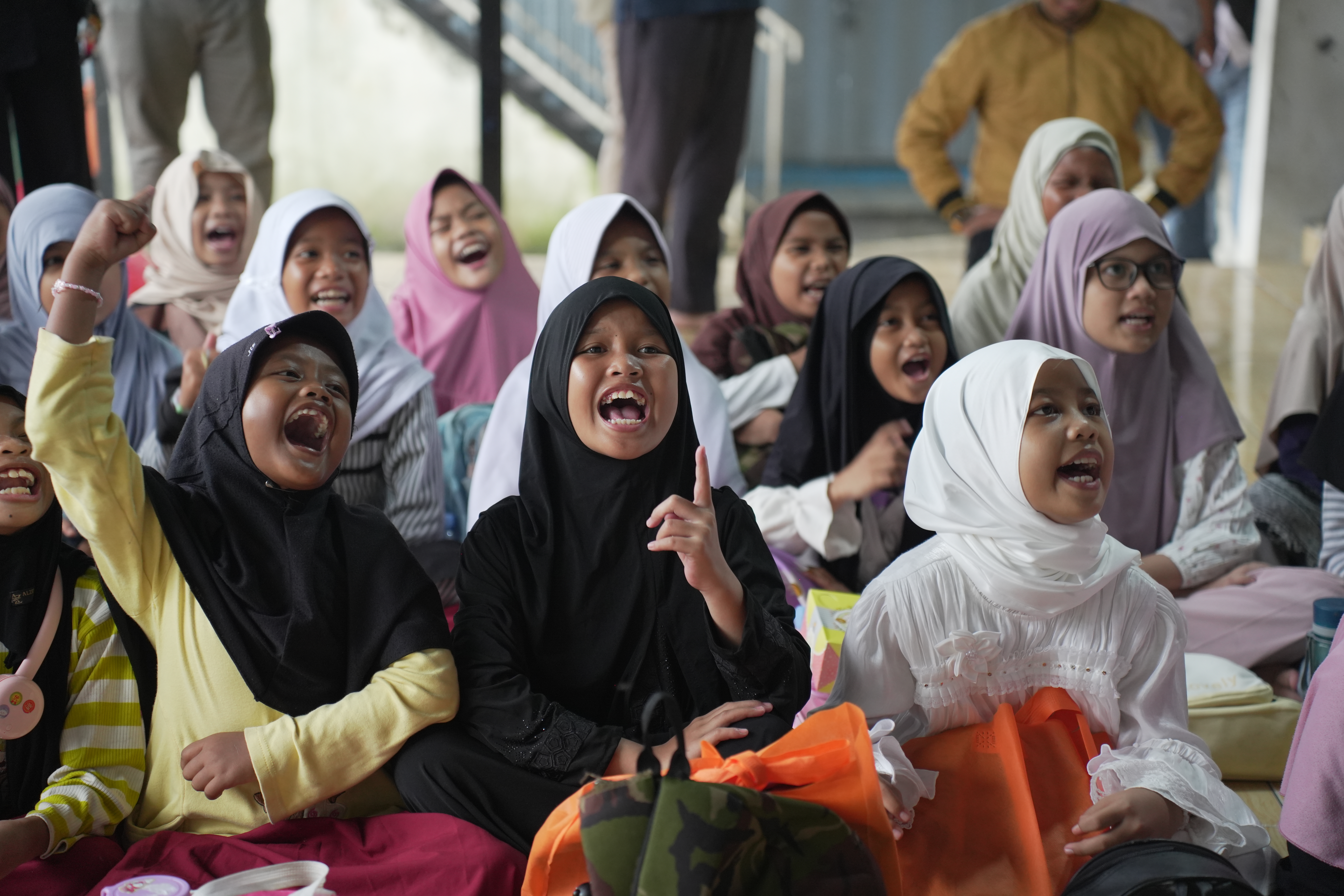 LAZ Al Azhar dan Shopee Salurkan Perlengkapan Sekolah bagi Adik-Adik Sekolah Master Indonesia