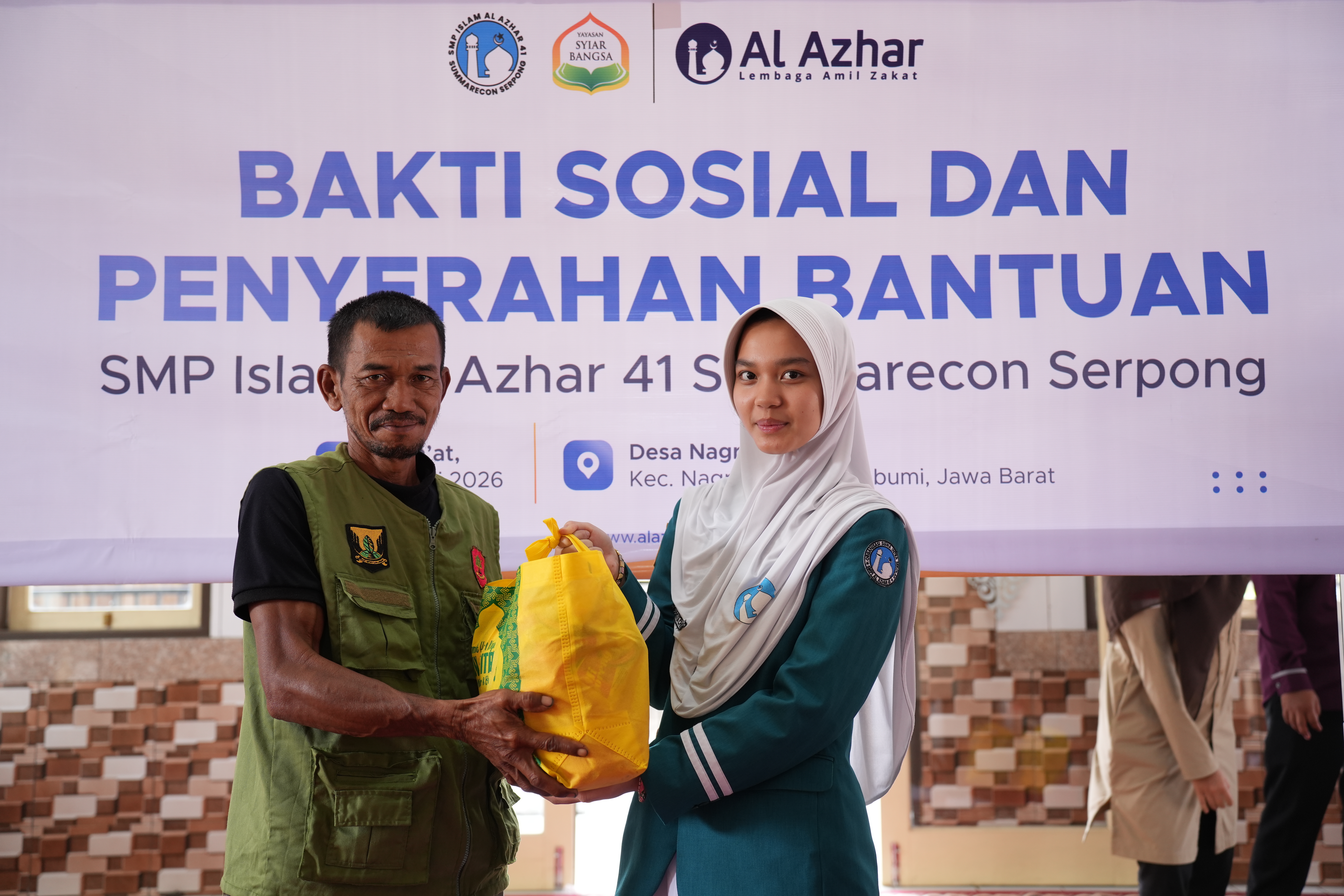 SMPIA 41 Summarecon Serpong Salurkan 150 Paket Sembako untuk Warga Desa Nagrak Utara