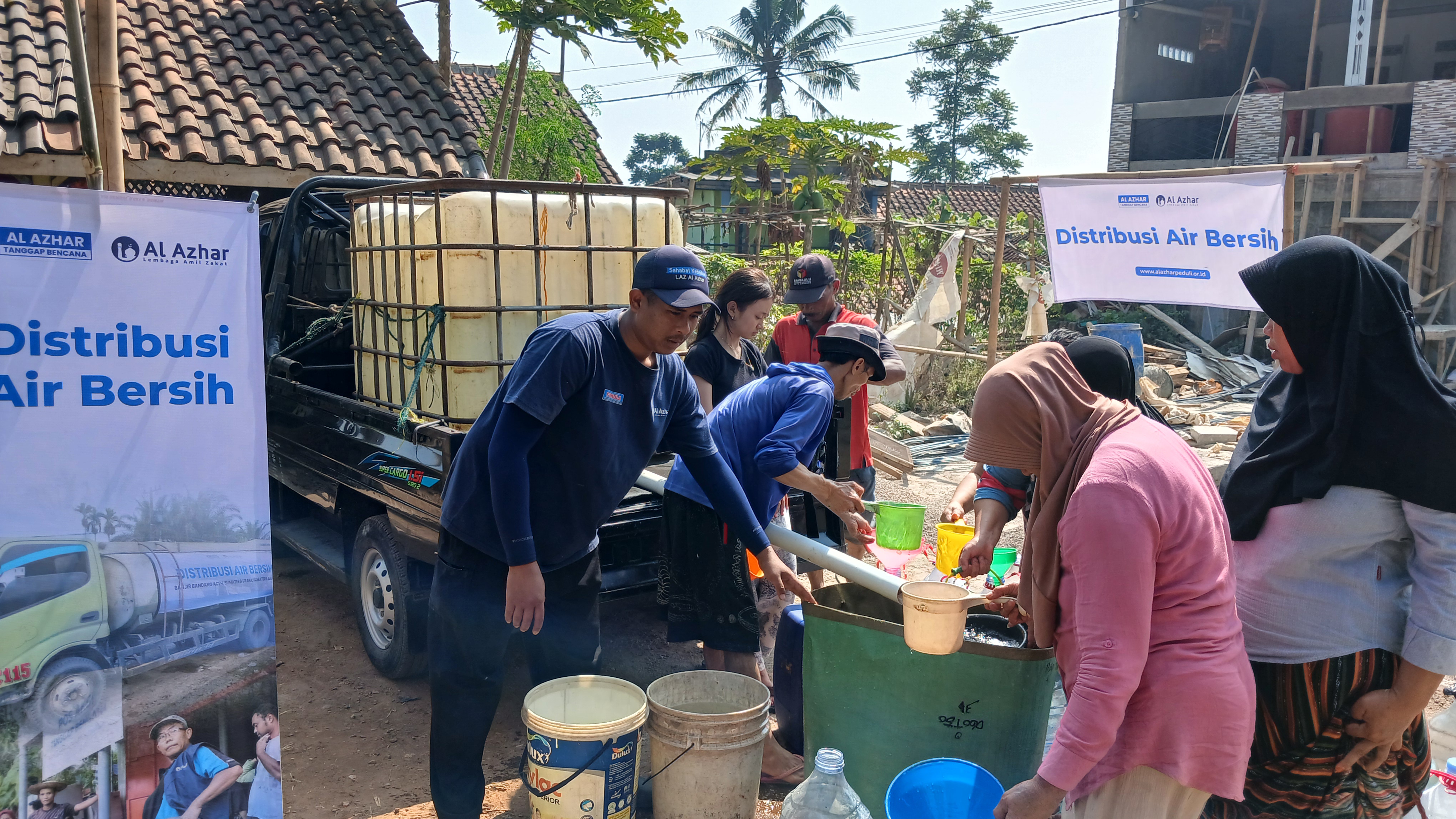 LAZ Al Azhar Salurkan Bantuan Air Bersih untuk 243 KK di Dusun Cipareuag Sumedang
